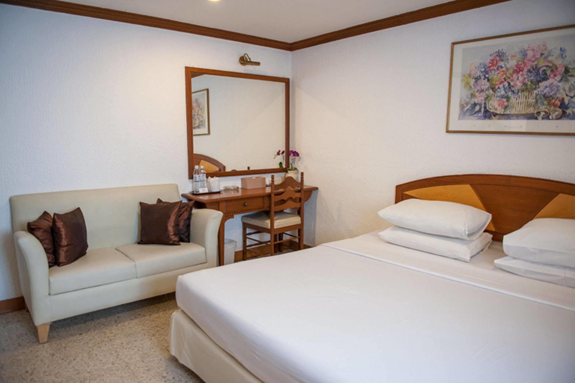 Lido Beach Hotel Pattaya Buitenkant foto